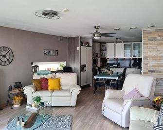 Three cornerstones of modern Living: Business, Luxury living and Recreation - רוטרדם - סלון