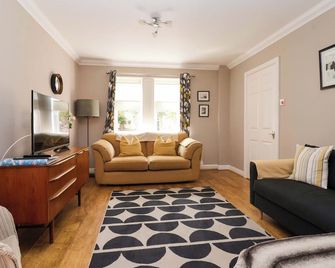 8 Williamson Drive - Ripon - Living room