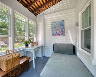 Greenport Village Farmhouse. - Greenport - Huiskamer