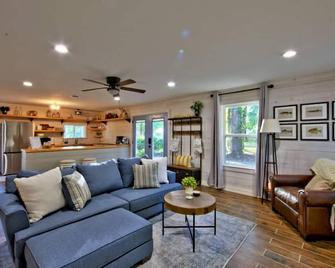Island Park Cottage- 2 bedroom home on the Lake - Mabank - Living room