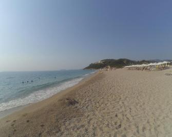 Virginia's Rooms - Plataria - Beach