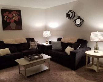 Lyle And Taylor Present- The Comfort Is Amazing!! - Bourbonnais - Obývací pokoj