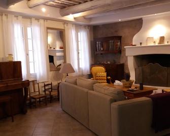 In the XVIII century house a view on the countryside and the Castellas castle - Laudun-l'Ardoise - Sala de estar