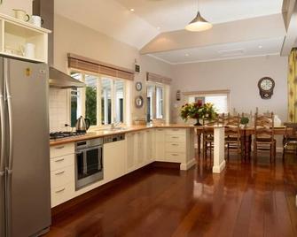 Beautiful character home furnished with antiques. - Havelock North - Kitchen