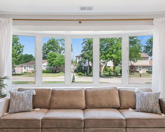 Suburban Fab Part Deux - Des Plaines - Pokój dzienny