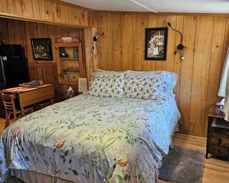 Cozy studio cabin close to Lake Michigan. - Frankfort - Habitación