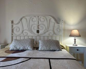 Genari Beach Apartments-Apartment with Sea & Garden View - Pýrgos - Bedroom