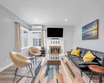 Charming 2-bedroom house with AC, High Speed WiFi in peaceful Inglewood - Inglewood - Sala de estar