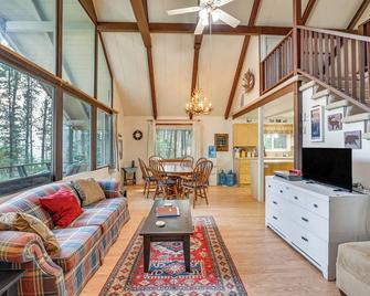 Hillside Hideaway: Warm & Cozy Terrace Lakes Cabin - Garden Valley - Living room