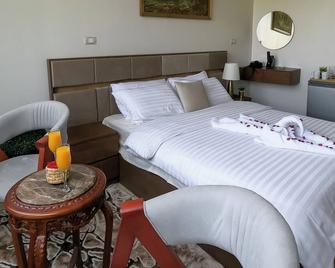 3BR Luxury Golf View Apt – Steps from the Pyramids - Giza - Bedroom