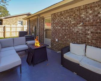 Renovated 4 bd, 2 ba Centrally located, mins to downtown, JBC, Airport br - North Charleston - Balcony