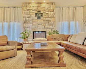 New! Gilroy Farmhouse For Large Groups - Gilroy - Wohnzimmer