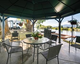 Resort Cabin on the River about 21 Mi to Crater Lake! - Chiloquin - Patio