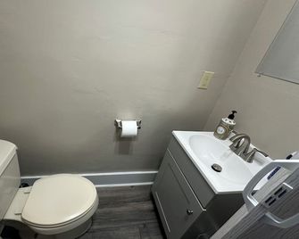 The Perazim - Akron - Baño