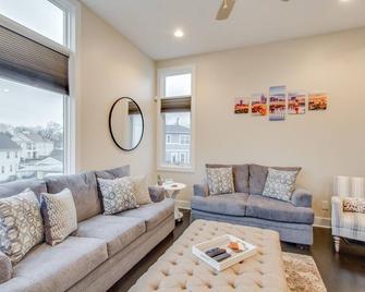 Stylish Home - Private Rooftop - Perfect Location - Nashville - Living room