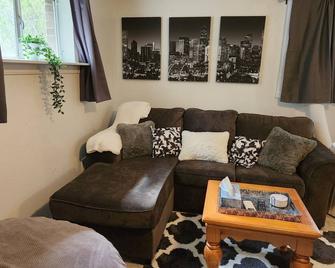Cheerful 3 Bedroom Basement Apartment in Golden - Golden - Living room