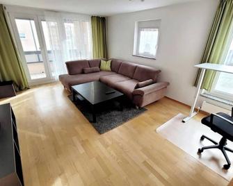 Zentral am Wieland-Park mit Aufzug und viel Platz - Biberach an der Riß - Wohnzimmer