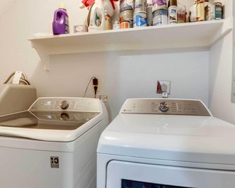 Hot Tub & Deck: Margaritaville Resort Retreat! - Osage Beach - Laundry facility