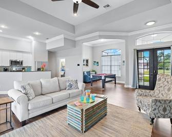 Quiet home with fenced yard & pool table - Perfect for families with pets! - Villa Grace - Cape Coral - Wohnzimmer