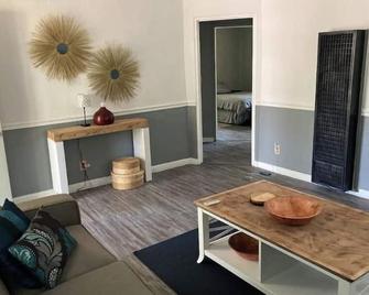 Urban Old Brick House - Albany - Living room