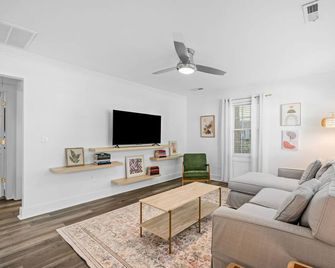 Newly updated! Walk to downtown Simpsonville. - Simpsonville - Wohnzimmer