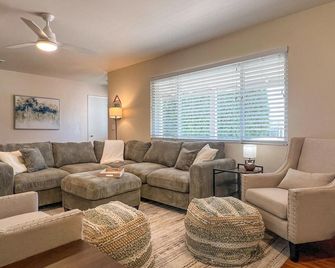 3 bd in 55+ community on south golf course in Sun City AZ with golf cart rental - Sun City - Living room