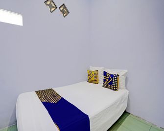 OYO Life 92937 Kost Putri Sarkara Syariah - Banyuwangi - Habitación