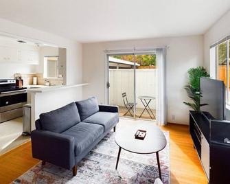 Inviting Palo Alto 1BR w/ Patio, close to Shops & Stanford, by Blueground - Palo Alto - Living room