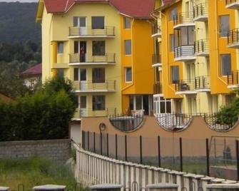4 BR Apartment with Panoramic Views of Olt & Ramnicu Valcea - Râmnicu Vâlcea - Building