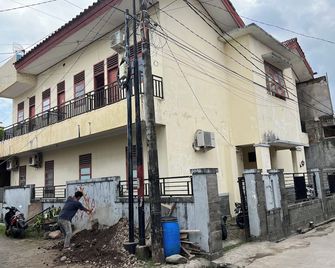 Spot On 92654 Oma Homestay - Makassar - Building