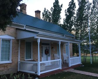 Cute pioneer brick house in the country - Scipio - Edificio