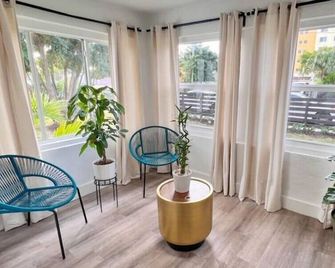 New 3Bedroom 2Bathroom Private Home - Маямі - Вітальня