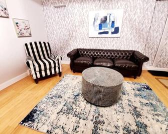 Contemporary Private Studio near Mine Falls - Nashua - Living room