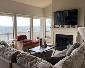 Beautiful Condo with Amazing View- close to pool, tennis and pickle ball - Fairfield Bay - Sala de estar