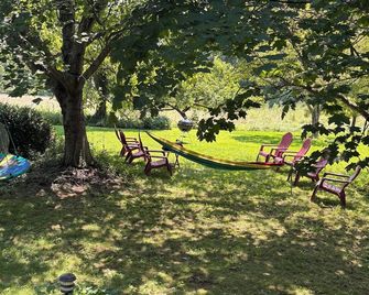 4-bedroom home on farm 5-minutes to Denison/Granville, stay longer-Flexcation - Granville - Innenhof