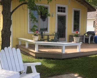 Gorgeous Lake At The Beach Bucket & Little Red Cabin-Sandy, Kid Friendly-Perfect - Pellston - Patio