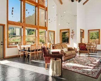 Ski-in/ski-out home with mountain-view balcony, multiple living areas, & W/D - Snoqualmie Pass - Sala de estar