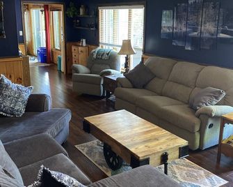 Comfy Muskoka cottage on a quiet bay for year round fun and relaxation - Dorset - Living room