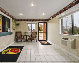 Super 8 by Wyndham Richmond Airport VA - Richmond - Front desk