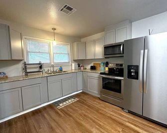 Cozy 1br Duplex | Near Baylor Scott & White - Temple - Kitchen