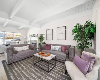Charming Home on the Hill with Ocean Views - two Queen beds and one full bed - Cambria - Sala de estar