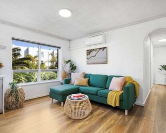 Ray's Place by the Riverside - Glenelg - Living room