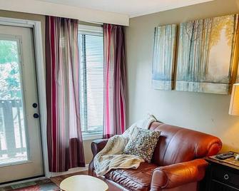 Blue Knob Big Snow Condo - Claysburg - Living room