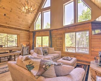 Hike, Bike and Ski Duck Creek Village A-Frame! - Duck Creek Village - Sala de estar