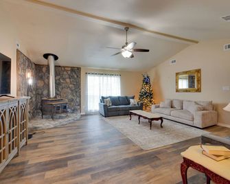 3 Mi to Lake Charles Family Home in Louisiana! - Westlake - Living room