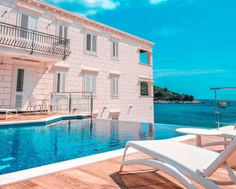 Pine Tree Boutique Apartments - Saplunara - בריכה