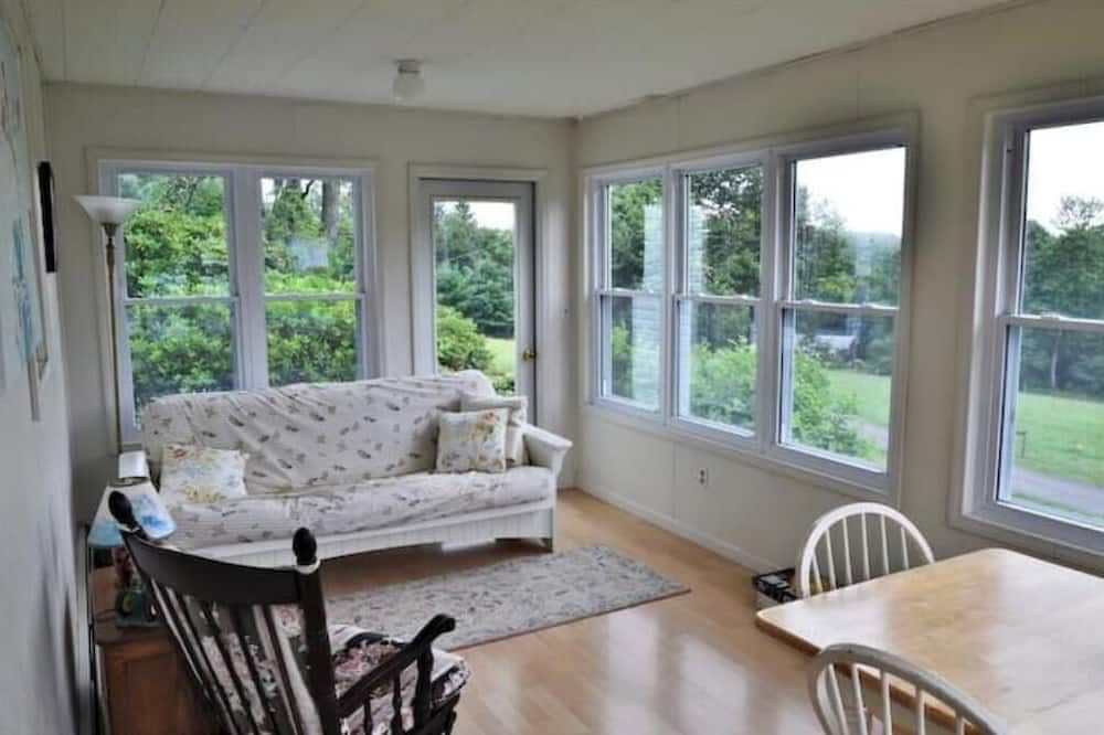 Five W Ranch -Sugar Hill Farm location- Private, Five Minutes From Downtown!