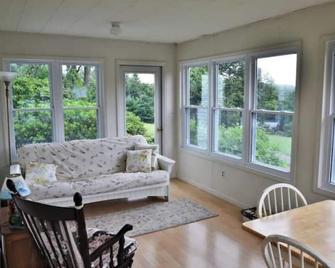 Five W Ranch -Sugar Hill Farm location- Private, Five Minutes From Downtown!\n\n - Saint Marys - Wohnzimmer