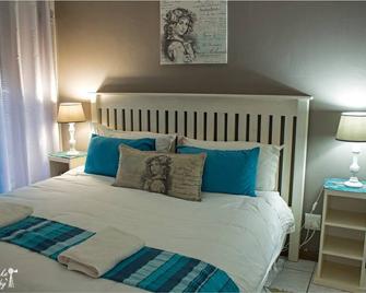 Cherry Lane Self Catering BB - 1 Bedroom Bathroom With Shower for 4 Guests - 布隆方丹 - 臥室