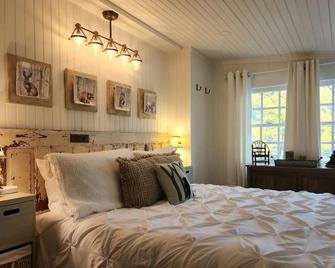 Peaceful Lakeside Haven w/private dock; boating, hiking swimming just steps away - Mountain Rest - Bedroom